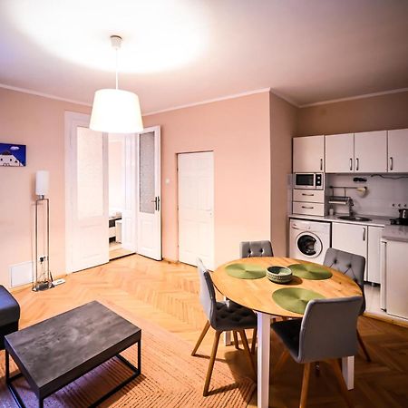Jules' Sunny, Spacious And Central Apartment Hermannstadt Exterior foto