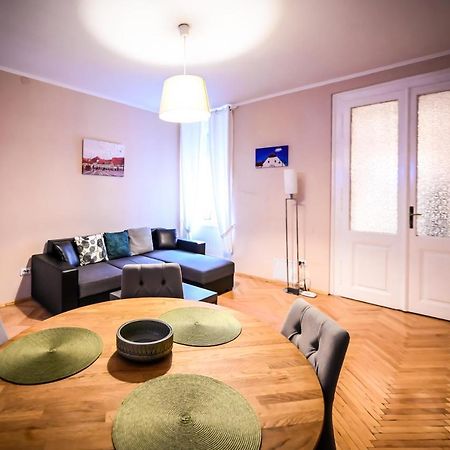 Jules' Sunny, Spacious And Central Apartment Hermannstadt Exterior foto