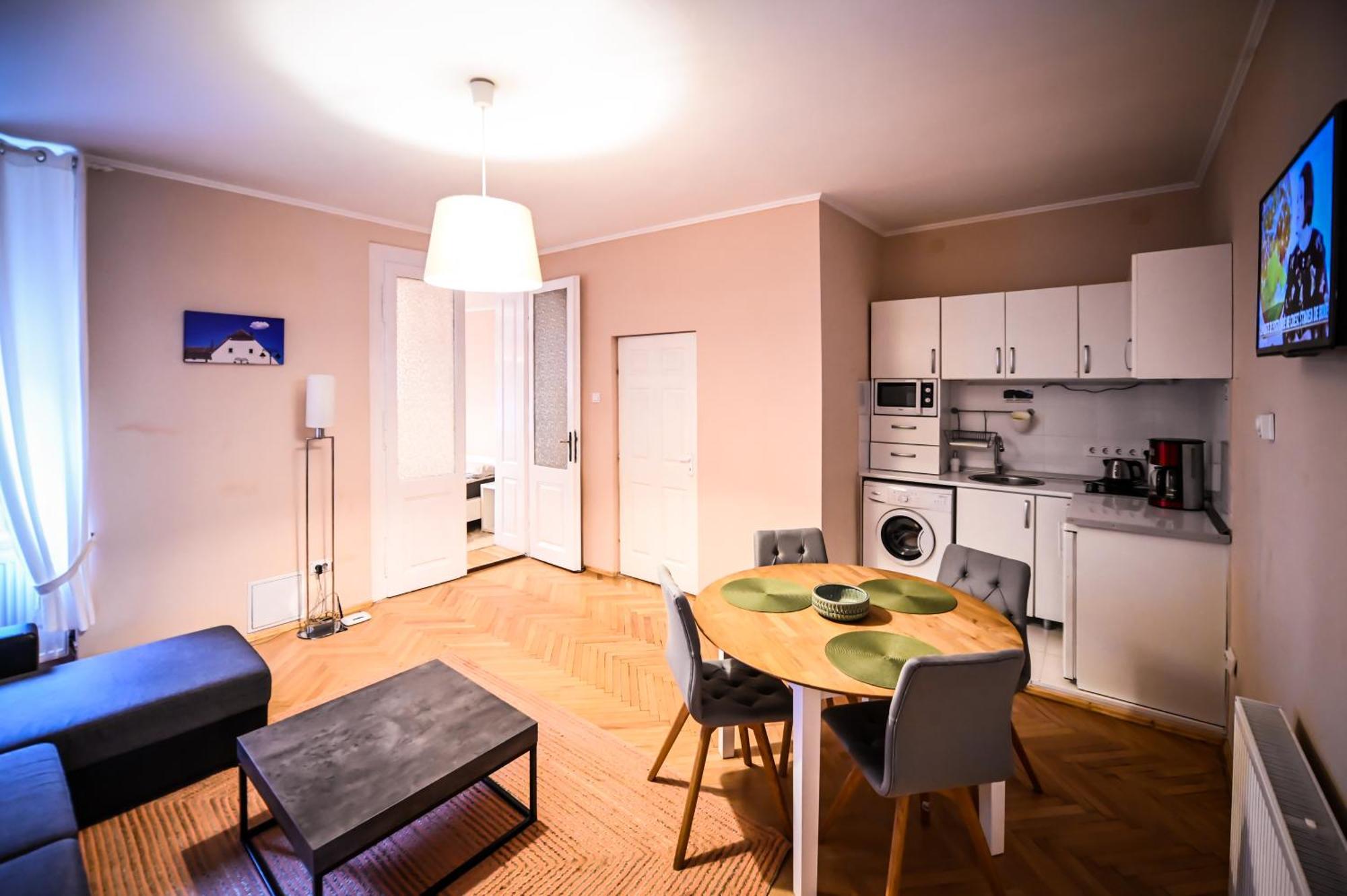 Jules' Sunny, Spacious And Central Apartment Hermannstadt Exterior foto