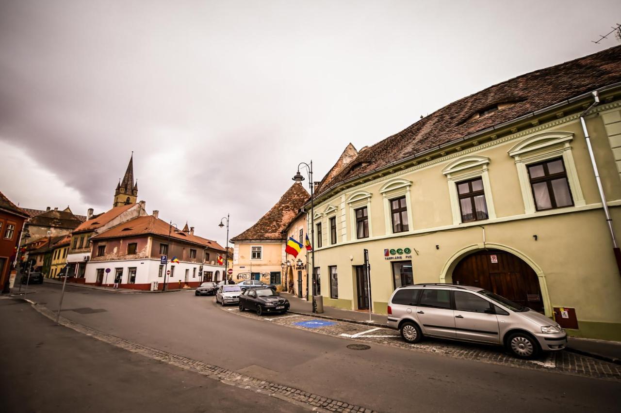 Jules' Sunny, Spacious And Central Apartment Hermannstadt Exterior foto
