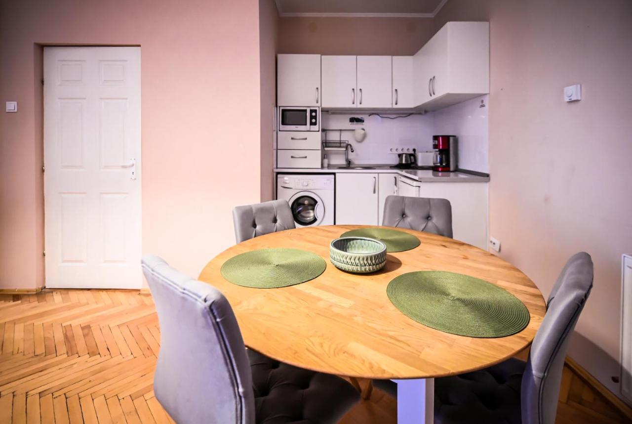 Jules' Sunny, Spacious And Central Apartment Hermannstadt Exterior foto