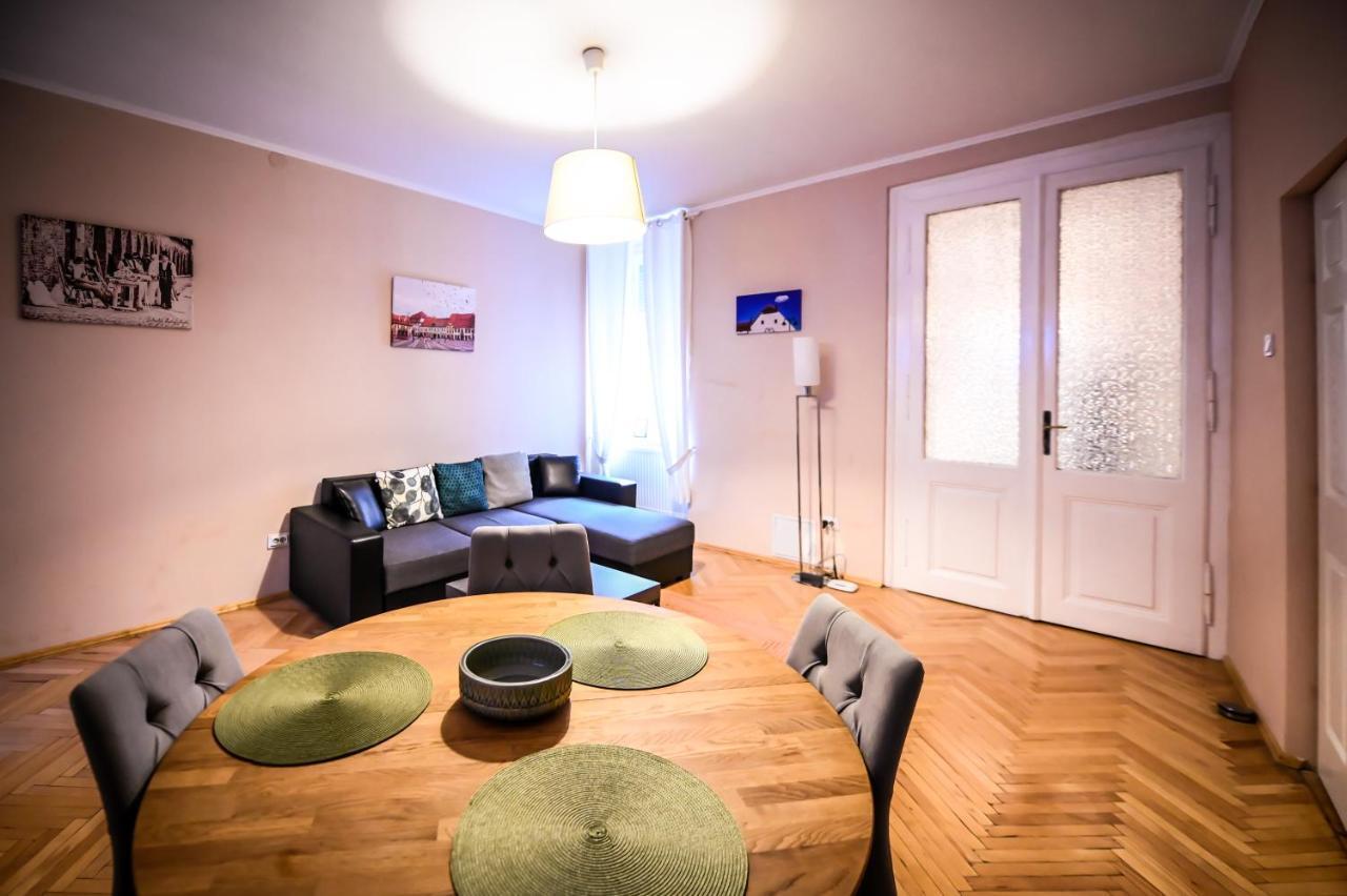 Jules' Sunny, Spacious And Central Apartment Hermannstadt Exterior foto